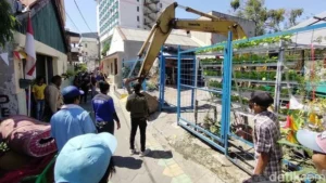 Eksekusi Rumah di Rungkut Asri Surabaya Ricuh: Penjaga Dorong Polisi, Apa Penyebabnya?