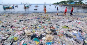 FOTO: Krisis Sampah Plastik Indonesia, Capai 12,4 Juta Ton per Tahun – Mengapa Ini Mengancam Masa Depan Kita?