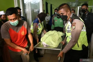 Mengungkap Makna Mendalam Tabur Bunga dan Doa di Stasiun Bekasi Timur: Kenang Korban Kecelakaan Maut KRL yang Mengharukan