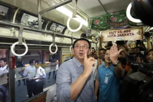 Menteri PPPA Minta Maaf soal Usul Gerbong KRL Wanita Pindah ke Tengah: Mengungkap Kontroversi & Dampaknya