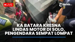 Motor Emak-Emak Tertemper KA Batara Kresna di Solo, Terseret 2 Meter, Penumpang Terlempar – Kejadian CFD yang Mengguncang