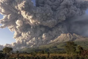 Aktivitas Gunung Sinabung Meningkat, Potensi Erupsi Imminent