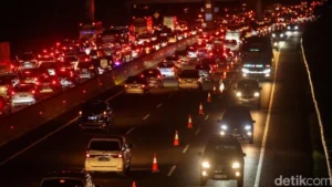 Apa Yang Membuat Arus Balik Libur Panjang GT Cikampek Utama Mengalami Puncak Padat?