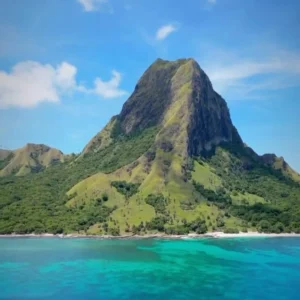 Cara Berkunjung ke Pulau Nuca Molas, Surga Tersembunyi di Selatan Flores yang Mirip Jurassic Park