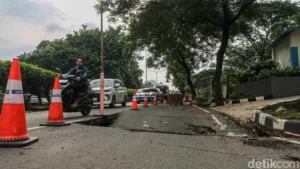 Jalan Ambles Lenteng Agung Siap Dialami, Apakah Ini Berdampak pada Mobil Anda?