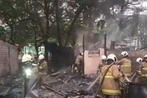 Kebakaran Hanguskan Warung dan Pos Polisi di Cengkareng: Apa Penyebabnya?
