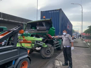 Mengapa Dua Truk Kontainer Melawan Arah di Jalan Cakung-Cilincing Jakut, Pengendara Ditilang?