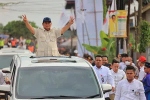 Mengejutkan! Usai Hadiri May Day, Prabowo Bagi-bagi Kaos ke Buruh dengan Janji Daycare