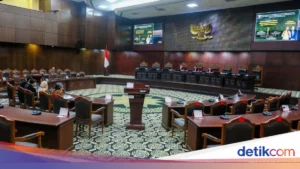 Menguak Kontroversi: MK Diminta Ubah Wewenang Menkum dari Sahkan Jadi Catat Parpol – Apa Dampaknya?