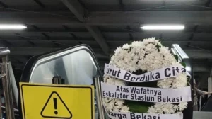 Menyentuh! Karangan Bunga Penuhi Stasiun Bekasi Timur, Simbol Kebersamaan Penumpang KRL – Apa yang Sebenarnya Terjadi?
