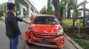 Mobil LCGC Terabas Masuk Parkiran setelah Dikejar DC: Fakta dan Klaim