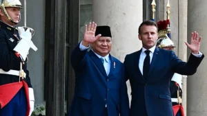 Prabowo Dijamu Santap Malam di Paris, Kenakan Anugerah dari Macron: Apa yang Terjadi?