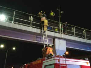 Pria Diduga Lompat dari Jembatan Cawang, Ditemukan Meninggal di Tol Jagorawi: Apa yang Terjadi?