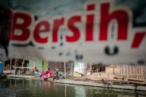Terpaksa Pakai Air Kali Bekasi yang Keruh: Mengapa Warga Tidak Bisa Beli Air Bersih