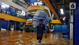 Terungkap! Mengapa Pedagang Pasar Cipulir Selalu Waswas Saat Hujan, Banjir Kerap Rendam Barang Dagangan?