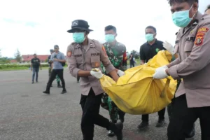 TNI Evakuasi 44 Pendulang Emas di Papua