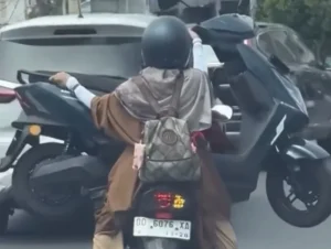 Viral Emak-emak di Makassar Angkut Motor Pakai Motor, Berujung Ditilang Polisi: Apa yang Terjadi?
