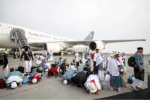 Foto: Jemaah Haji Kloter Pertama Tiba di Tanah Air, Momen Emosional Setelah Menyelesaikan Ibadah