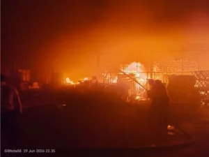 Gudang di Cakung Jaktim Terbakar: 13 Unit Damkar Beraksi untuk Memadamkan Api