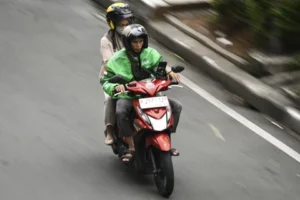 Ojol di Jaktim: Ketika Memohon dan Panjat Truk Dishub saat Motornya Diangkut