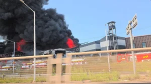 Potret Asap Hitam Membubung: Gudang Sepatu Terbakar Hebat di Gimpo, Korea Selatan