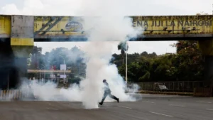 Potret Demo Aksi Berdarah: Polisi Lempar Gas Air Mata, Ultimatum Diberikan