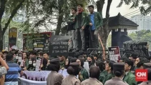 Ratusan Mahasiswa USU Aksi di DPRD Sumut Tagih 19 Juta Lapangan Kerja