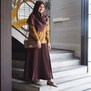 Rok Coklat: 8 Ide Mix & Match yang Perfect dengan Baju Warna Apa?