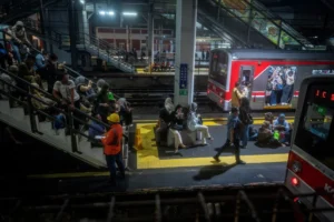 Sesaknya KRL Green Line Rangkasbitung, 1 Meter Persegi Diisi 8 Penumpang: Solusi yang Diperlukan