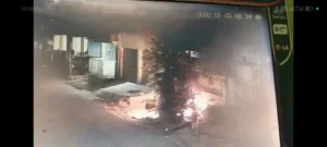 2 OTK Naik Motor Terekam CCTV Bakar Pagar Rumah di Depok: Apa Motivasi Pelaku?
