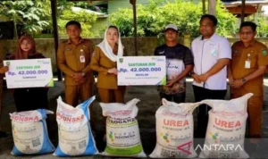 Bupati Natuna Serahkan Santunan Rp42 Juta BPJS Ketenagakerjaan untuk Ahli Waris Petani yang Tidak Berdaya