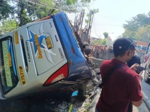 Bus Sugeng Rahayu Terjun ke Sungai di Nganjuk: Empat Orang Penumpang Terluka