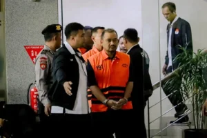 Foto Bupati Pemalang Anom Widiyantoro Ditahan KPK Pakai Rompi dan Borgol