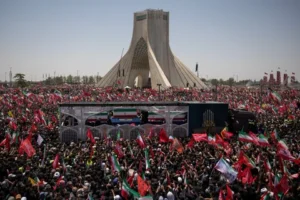 Foto Lautan Manusia Iringi Peti Jenazah Ayatollah Ali Khamenei: Kenyataan yang Mengharukan