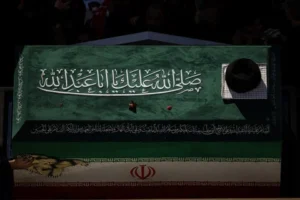Foto Peti Jenazah Ali Khamenei Tiba di Mashhad: Pemakaman Massal di Iran
