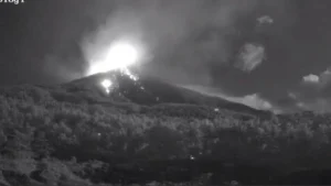 Gunung Karangetang Erupsi Lava Pijar Mengalir hingga 1 Km dari Kawah: Apa yang Perlu Anda Ketahui?