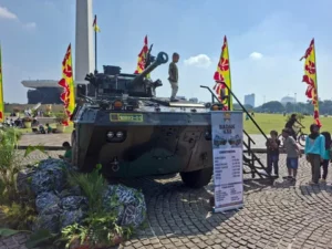 HUT ke-65 Kostrad: Warga Antusias Lihat Tank Leopard-Rudal Mistral di Monas