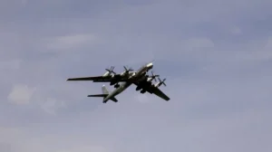 Jet Tempur Rusia Tiba-Tiba Dekati Kapal Induk Inggris: Apa yang Terjadi?