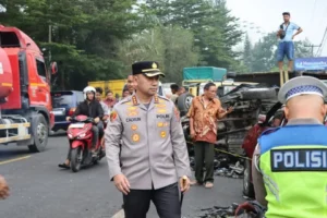 Kapolrestabes Medan Bantu Evakuasi Kecelakaan Truk Maut di Sibolangit: Penyebab dan Konsekuensi