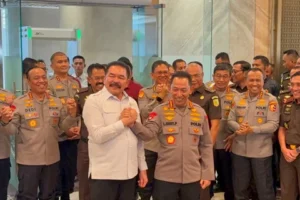 Kapolri Tunjukkan Kemesraan dengan Berjabat Tangan Jaksa Agung, Apa Maksudnya?