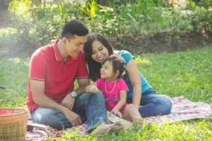Kenapa Orang Tua Perlu Mengajarkan Anak Senyum Salam dan Sapa: 5 Alasan Penting