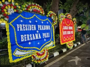 Mengapa Karangan Bunga Hiasi Polda Metro Saat Kasus Blackout?