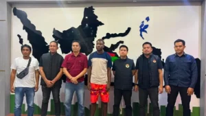 Pesepak Bola Kamerun Ditangkap Imigrasi saat Main Tarkam di Sulsel: Apa yang Terjadi?