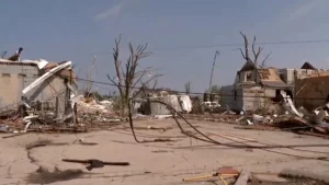 Potret Tornado Ganas Menerjang Kota: Bencana Alam yang Menghancurkan