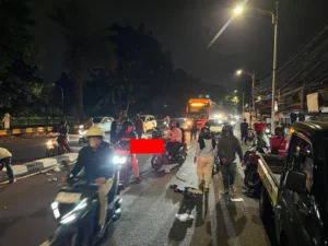 Remaja Bonceng Tiga Tabrak Kurir di Pasar Minggu: 2 Orang Terluka