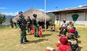 Satgas Yonif 511 DY Berbagi Kasih: 50 Paket Sembako untuk Warga Tiom Lanny Jaya