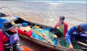 Tim SAR Gabungan Selamatkan Dua Nelayan yang Hilang di Perairan Jambi: Kisah Keberanian