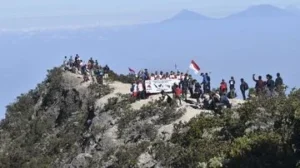2 557 Pendaki Upacara 17 Agustus di Gunung Bawakaraeng: Siaga Basarnas