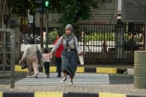 Foto JPO Kapten Tendean Rusak, Warga Beralih ke Pelican Crossing untuk Keamanan
