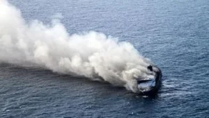 FOTO Kebakaran KMP Mutiara Sentosa 2: Asap Tebal Meliputi Sumenep